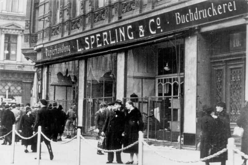 Ein von Nazis zerstörtes jüdisches Geschäft in Magdeburg. Foto: Bundesarchiv